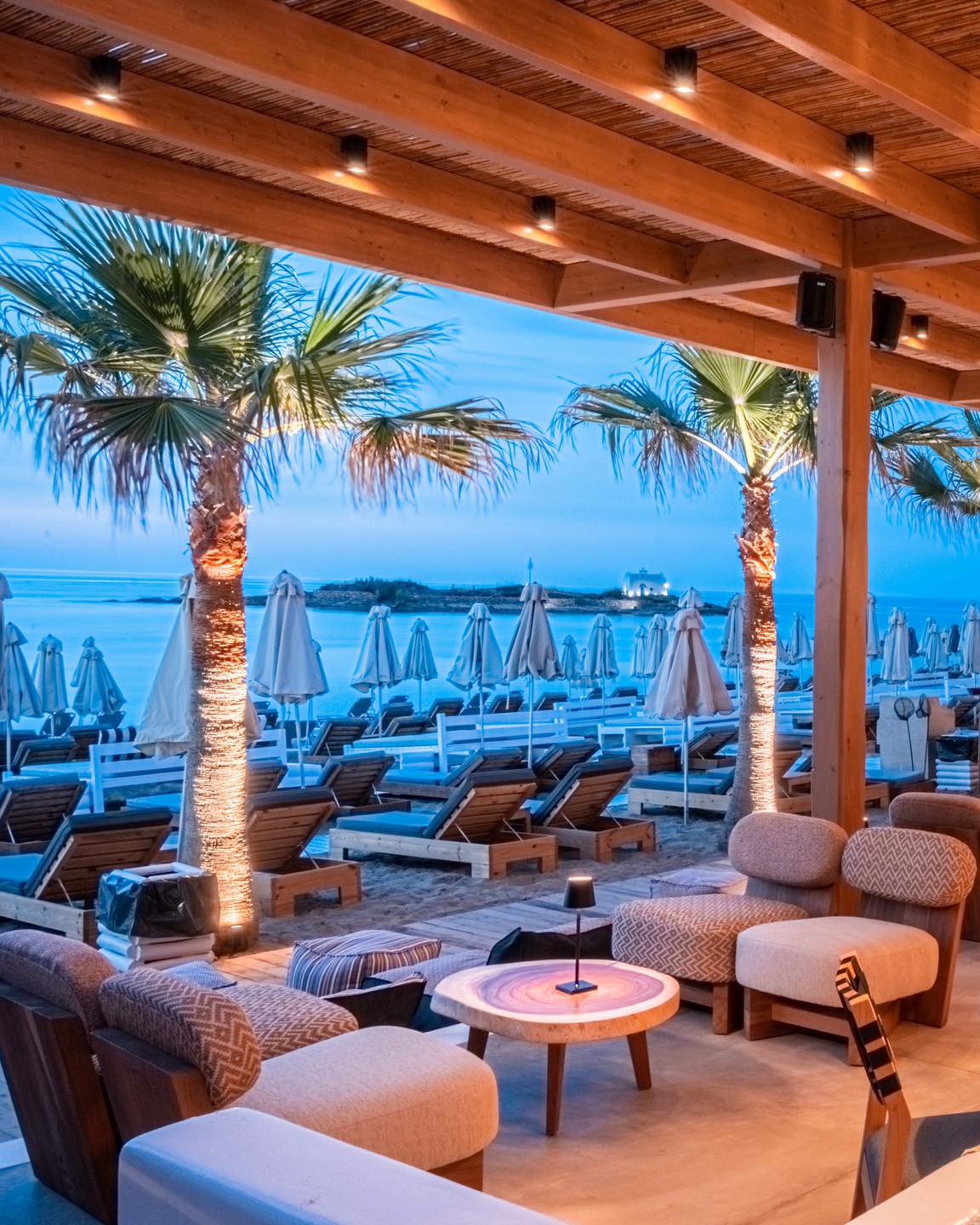 NISOS BEACH BAR & RESTAURANT
